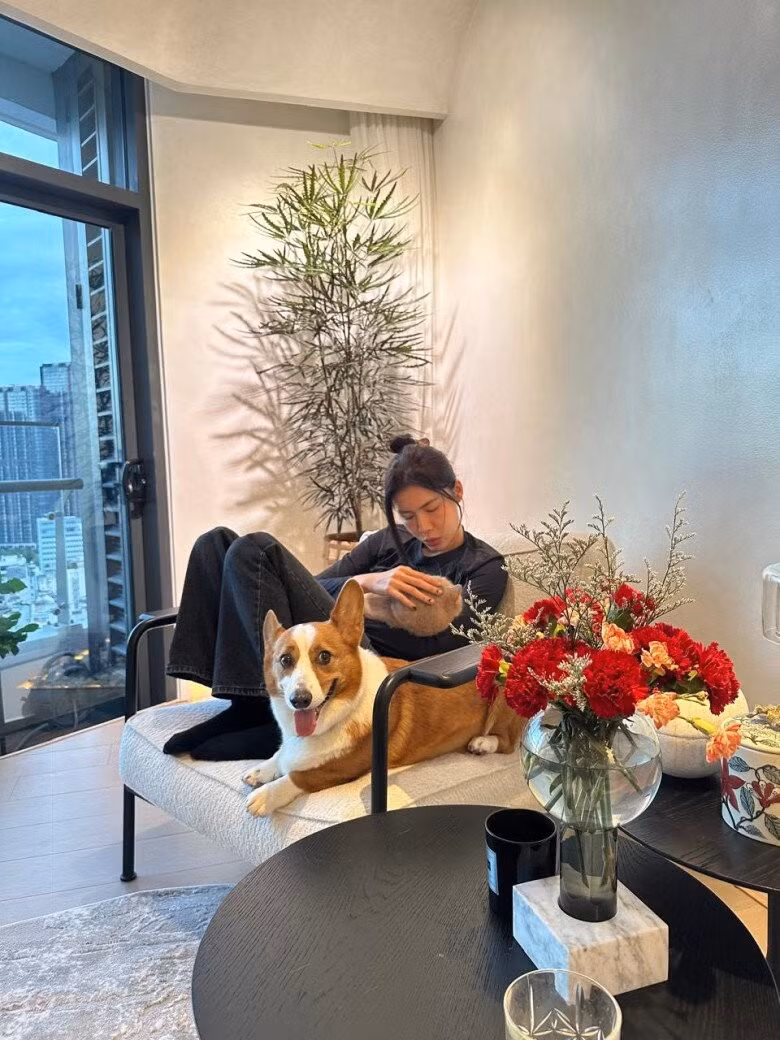 Căn hộ thường xuyên được trang trí hoa tươi xinh xắn. Ảnh: FBNV