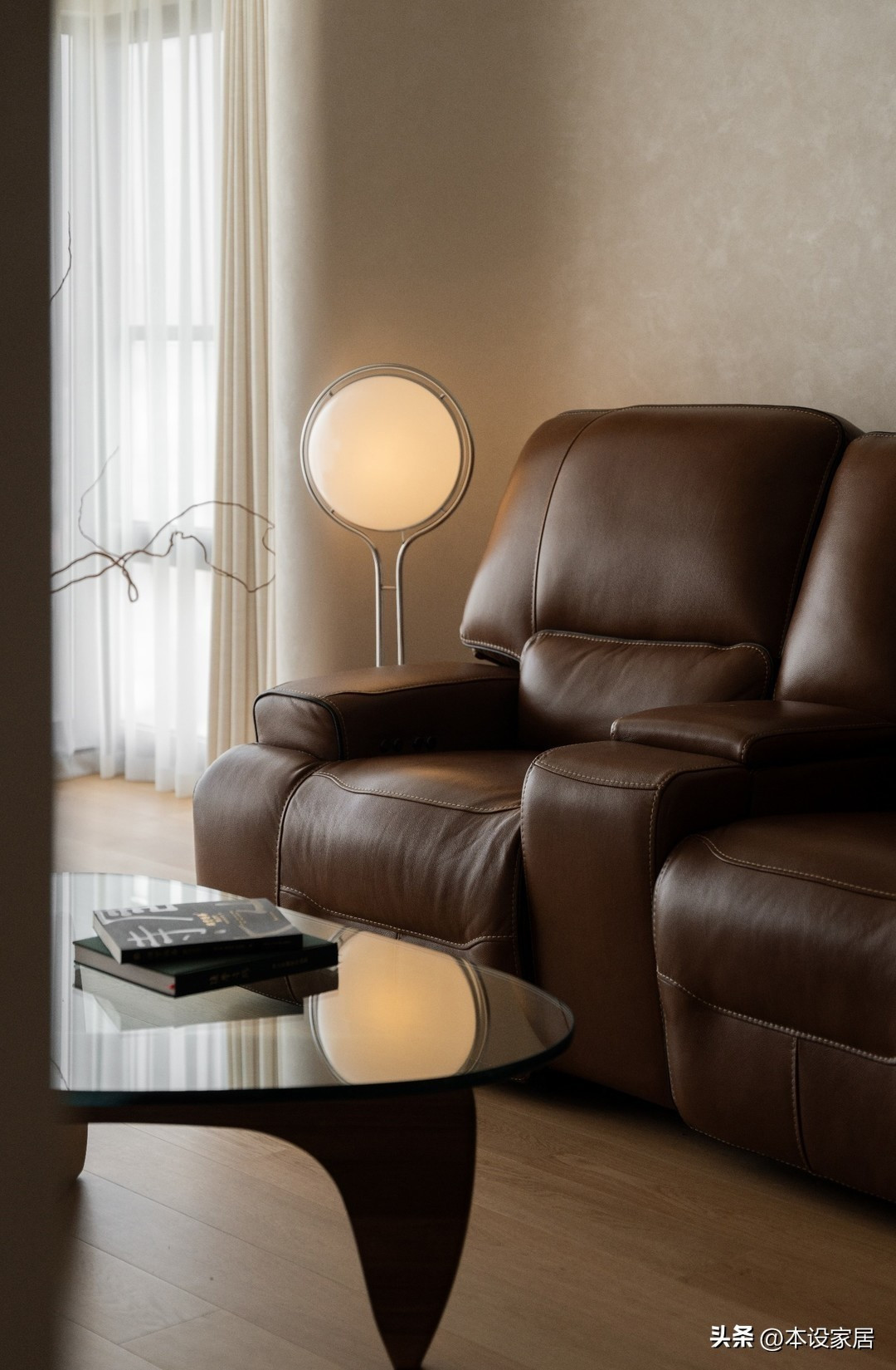 Căn hộ rộng 94m2, gồm 3 phòng ngủ, phần lớn cấu trúc ban đầu được giữ lại. Những thay đổi chính tập trung vào điều chỉnh một số bức tường để mở rộng phòng tắm, thiết kế lối đi giữa phòng sinh hoạt chung và khu vệ sinh. Ảnh: Toutiao