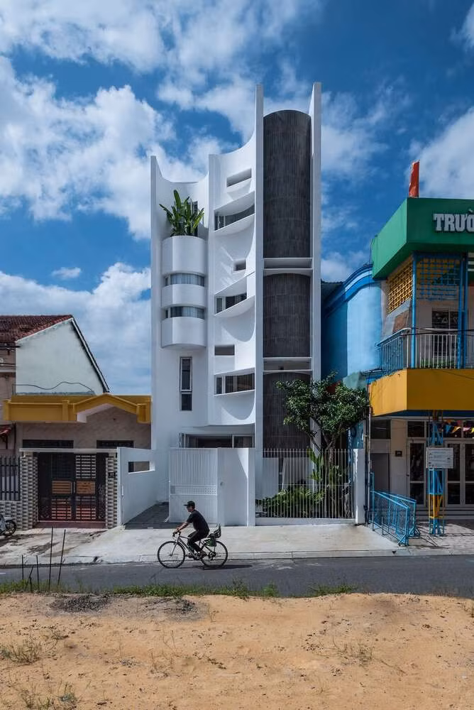 Tọa lạc trên lô đất rộng 180m2 trên đường Mỹ Thị tại thành phố Đà Nẵng, House + Studio phải đối diện với một nhà thờ lớn và một nghĩa trang trong khu vực, gây bất tiện khi sinh hoạt động hàng ngày. Ảnh: DinhR