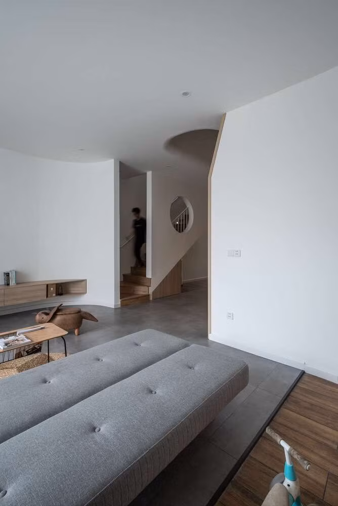 Nhà gồm 1 trệt và 2 lầu, trong đó tầng 1 và tầng 2 thuộc về chủ căn hộ số 1, tầng 3 là căn hộ độc lập thứ 2. Ảnh: DinhR