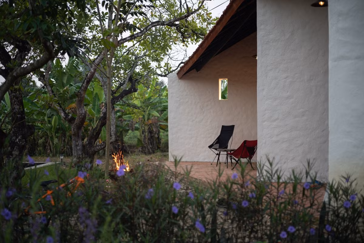 Thợ mộc chính đến từ Bình Thuận, đóng vai trò quan trọng trong việc định hình đồ gỗ, bảo tồn tính toàn vẹn của từng yếu tố được tái sử dụng. Ảnh: Quang Dam