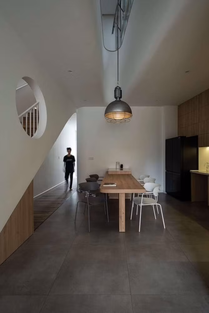 Tông màu chủ đạo của nội thất lặp lại của tông màu trắng, xám, gỗ kết hợp, nhấn mạnh sự đơn giản, hiệu quả trong thiết kế, đồng thời thể hiện cá tính của gia chủ. Ảnh: DinhR