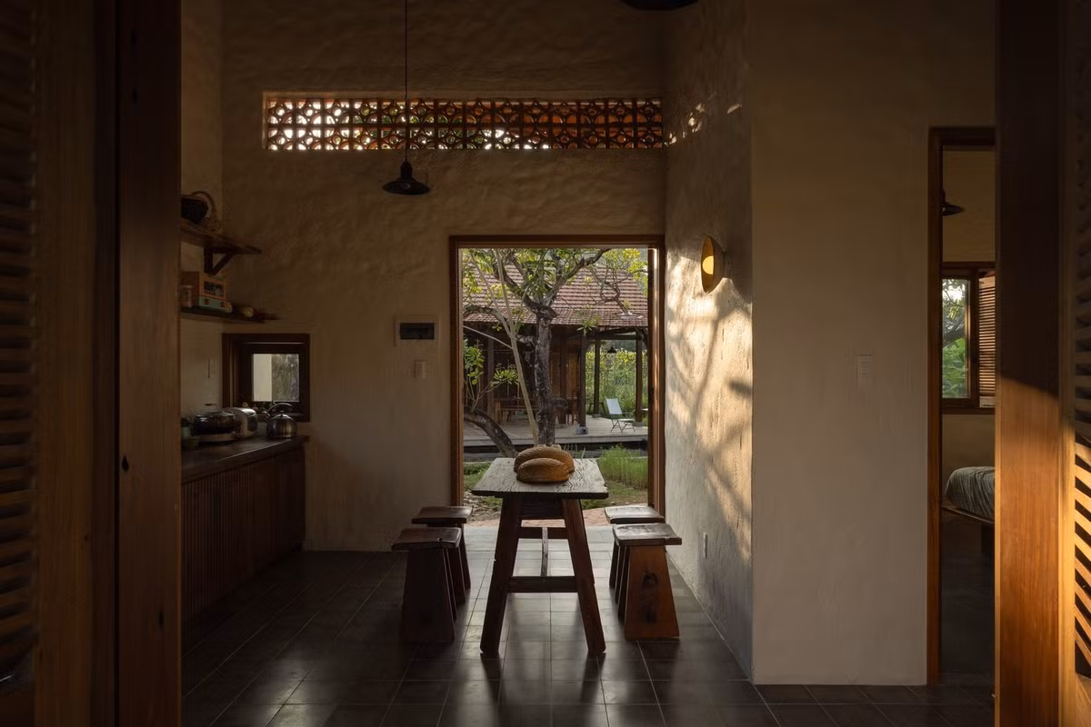 Khu bếp mộc mạc có cửa đi ra sân vườn. Ảnh: Quang Dam