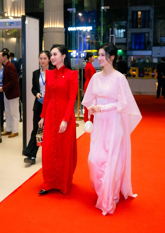 Trong khi đó, dâu trưởng Bùi Lan Anh lựa chọn chiếc túi Rosantica Monte Bianco Crystal-Embellished Handbag có giá bán ở thị trường thứ cấp khoảng hơn 55 triệu đồng. Ảnh: Facebook