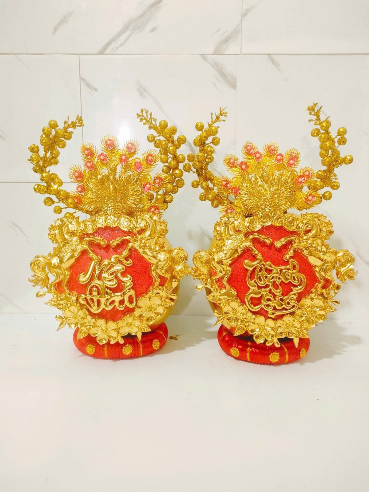 Năm nay là Tết Bính Ngọ nên cơ sở sản xuất trang trí thêm câu đối "mã đáo thành công". Ảnh: FB Moon Phan