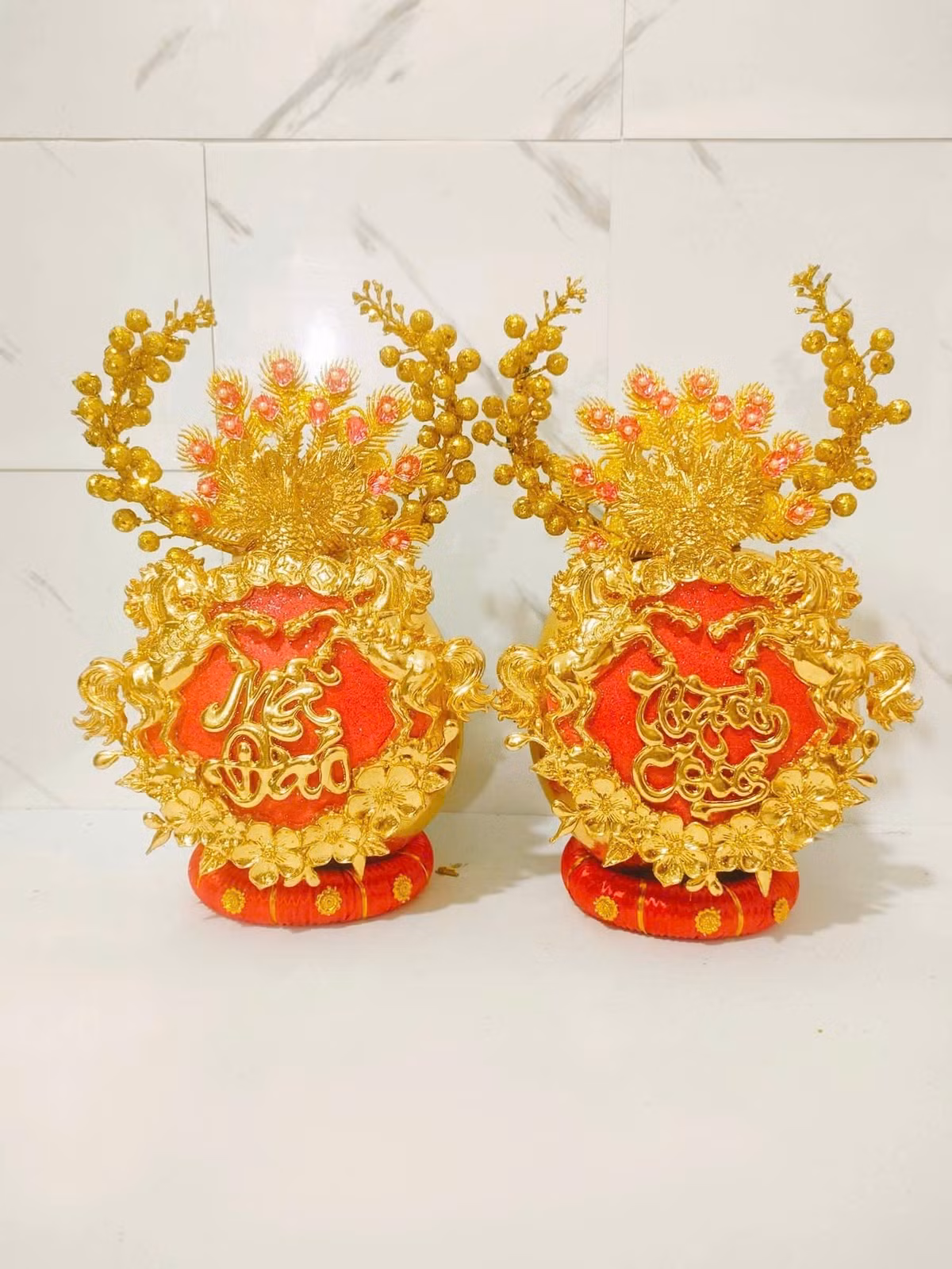 Năm nay là Tết Bính Ngọ nên cơ sở sản xuất trang trí thêm câu đối "mã đáo thành công". Ảnh: FB Moon Phan