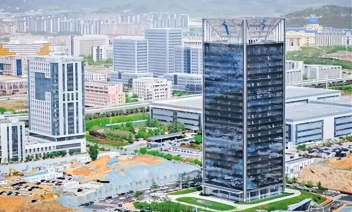 Giải pháp này không chỉ giảm thiểu rác thải mà còn là mô hình thực tiễn cho việc tái sử dụng pin EV ở quy mô lớn, hỗ trợ cả ngành năng lượng tái tạo và nền kinh tế tuần hoàn. Ảnh: Tân Hoa Xã