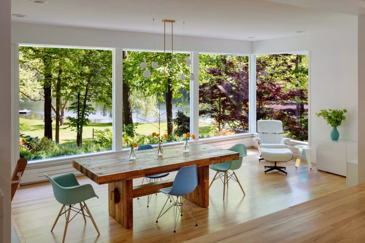 Các mảng kính lớn mở tầm nhìn ra hồ, xuyên qua những tán cây và trở lại với địa hình tự nhiên. Ảnh: Homedit