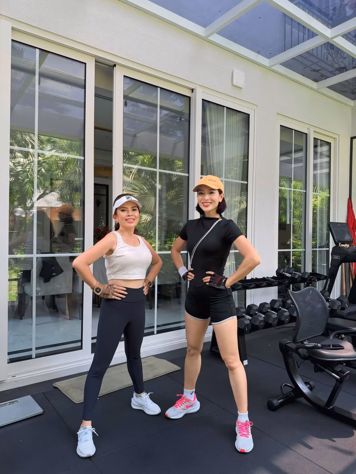 Người đẹp thích nhất khu vực sân sau, nơi được bố trí máy móc để làm phòng tập tại nhà. Ảnh: FB Hương Thu Nguyễn