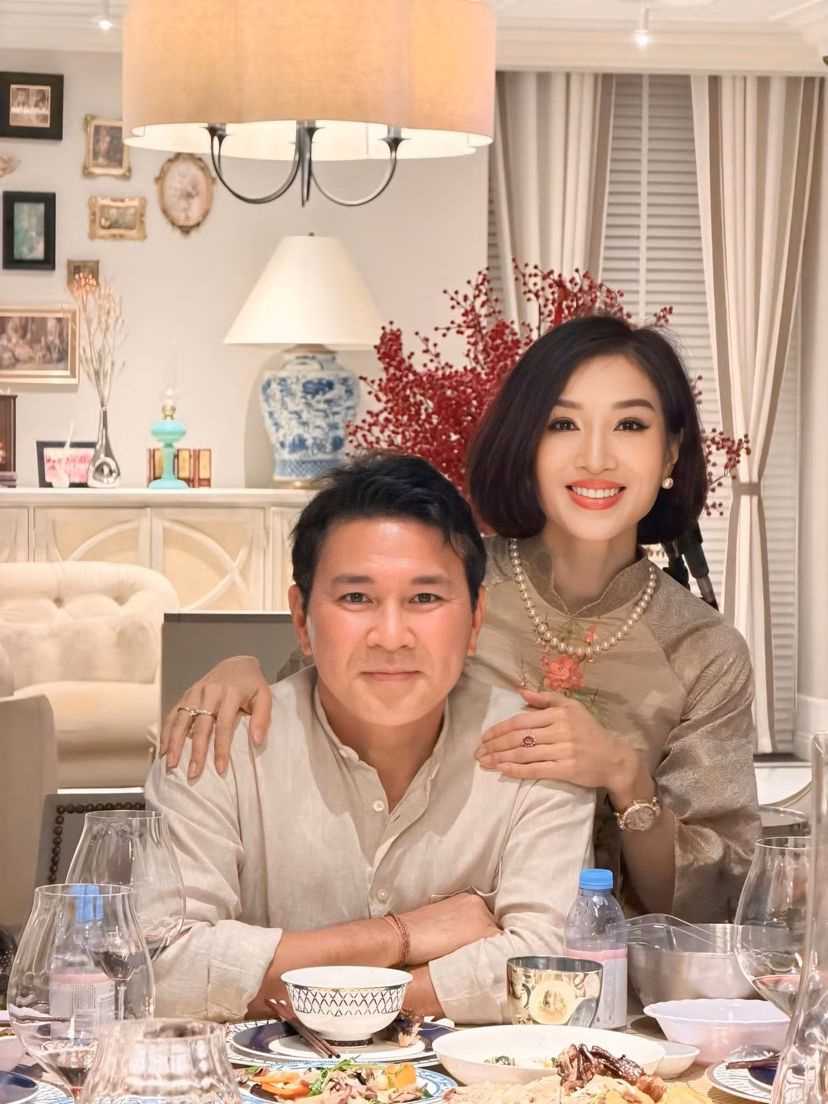 Mới đây, Hoa khôi Thể Thao Thu Hương tiết lộ cô có 21 năm đồng hành cùng chồng doanh nhân. Sau khi kết hôn, vợ chồng Thu Hương bắt đầu cuộc sống chung trong một căn hộ thuê trị giá 350 USD/tháng tại khu Hưng Vượng, Phú Mỹ Hưng. Ảnh: FB Hương Thu Nguyễn