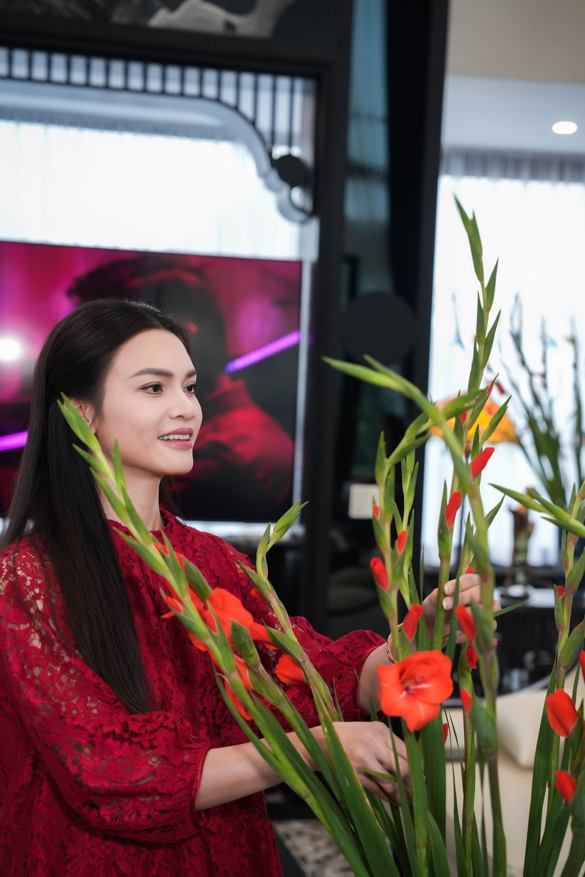 Bình hoa lay ơn đỏ rực rỡ đặt trang trọng trong chiếc bình gốm sứ cổ điển, tạo điểm nhấn giữa phòng khách. Ảnh: FB Phạm Phương Thảo