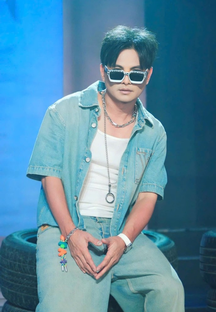 Sau thời gian dài vắng bóng, ca sĩ Lâm Hùng bất ngờ tái xuất trong show Ký ức thanh xuân, đánh dấu hành trình trở lại của một giọng ca từng vang bóng khắp miền Tây những năm đầu thập niên 2000. Ảnh: Vietnamnet