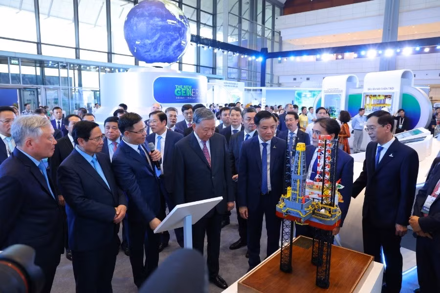 Tổng Bí thư Tô Lâm, Thủ tướng Phạm Minh Chính và các đồng chí lãnh đạo Đảng, Nhà nước tham quan triển lãm thành tựu khoa học công nghệ của Tập đoàn Công nghiệp-Năng lượng quốc gia Việt Nam.