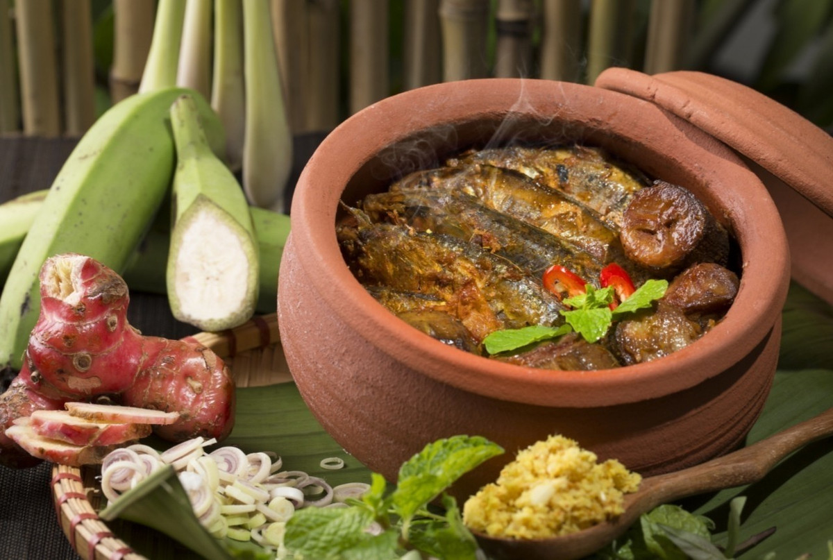 Cá mòi có thể chế biến thành nhiều món ăn như kho gừng, kho nghệ, kho tiêu, chiên giòn, nấu canh hoặc rim cùng dưa chua...Ảnh: VinWonders