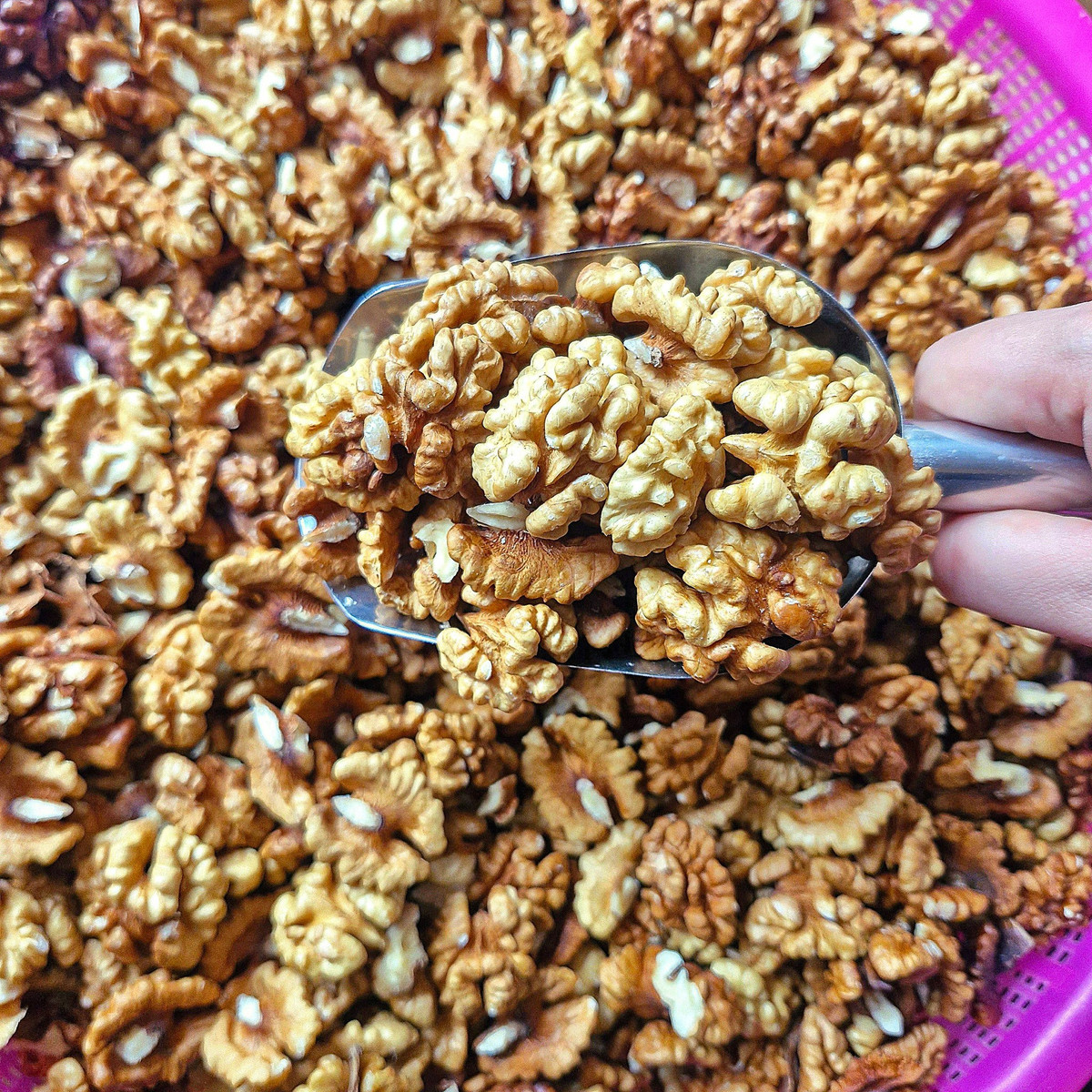 Tuy nhiên, óc chó rừng được đánh giá cao về hương vị tự nhiên, béo bùi. Hạt óc chó có thể ăn trực tiếp, rang muối, tẩm gia vị hoặc dùng làm sữa hạt. Ảnh: Facebook