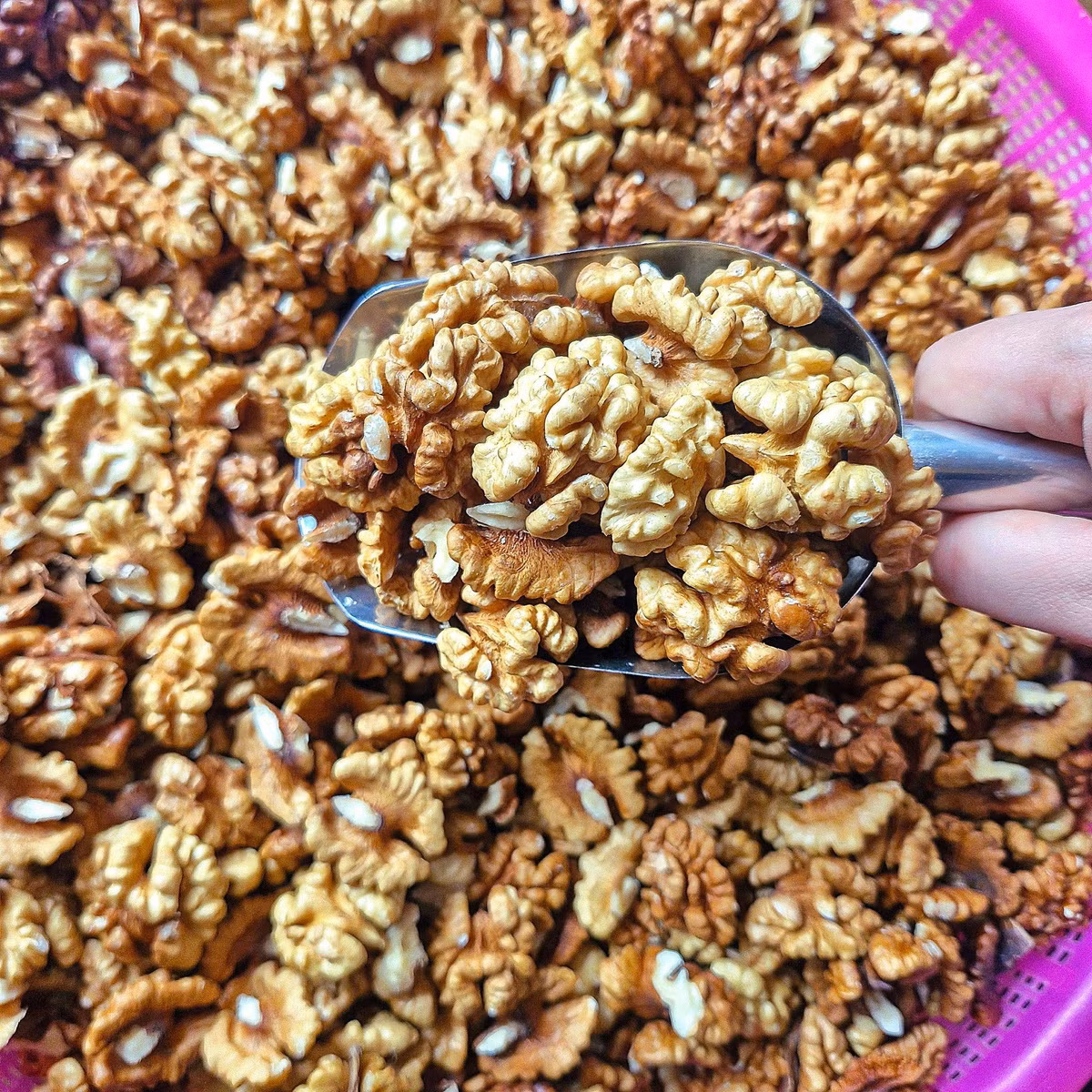 Tuy nhiên, óc chó rừng được đánh giá cao về hương vị tự nhiên, béo bùi. Hạt óc chó có thể ăn trực tiếp, rang muối, tẩm gia vị hoặc dùng làm sữa hạt. Ảnh: Facebook