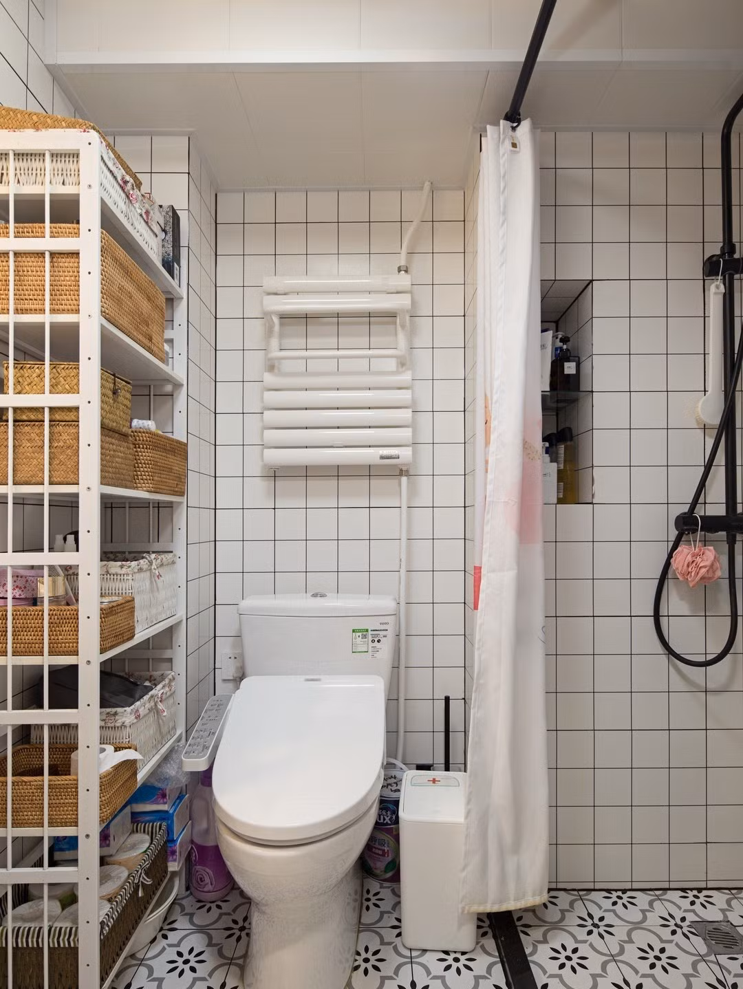 Phòng tắm sử dụng cửa trượt để tiết kiệm diện tích. Ảnh: Sohu