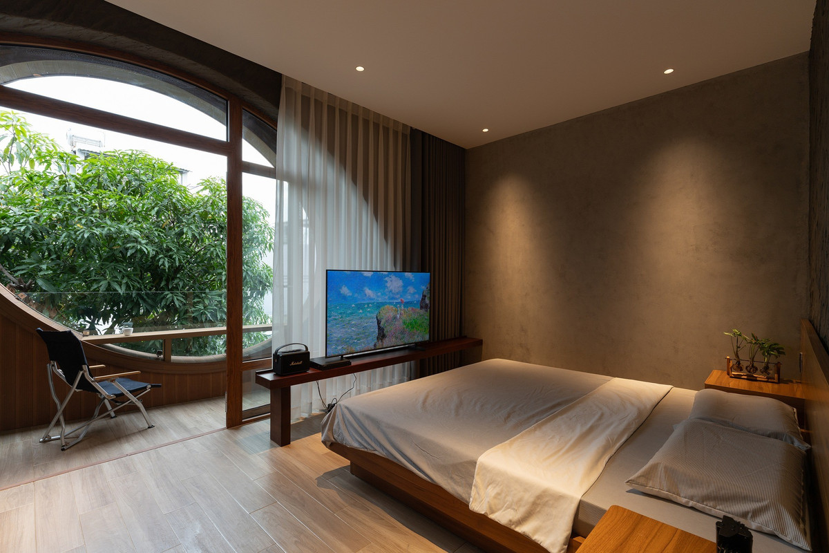 Tầng hai là không gian sinh hoạt của bố mẹ, kết hợp phòng thờ. Phòng ngủ của em gái và gia chủ được bố trí ở tầng ba. Ảnh: Quang Dam