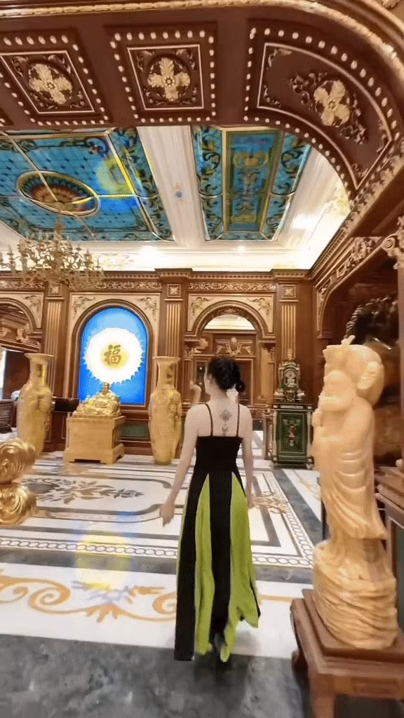 Khu vực sảnh, phòng khách và bàn ăn có nhiều đồ trang trí bằng ngọc, đá quý. Ảnh: FB Trần Thị Bích Ngân