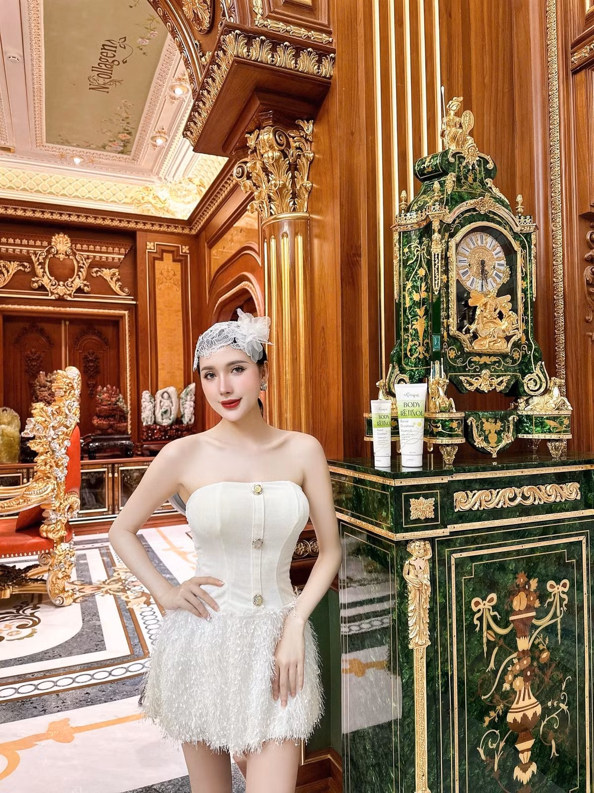 Ngân Collagen (tên thật Trần Thị Bích Ngân, quê Cà Mau), là người sáng lập và điều hành một thương hiệu mỹ phẩm. Ngoài ra, Bích Ngân cùng ông xã còn kinh doanh thêm trang sức kim cương, xây dựng...Ảnh: FB Trần Thị Bích Ngân