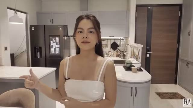 Khu vực bếp gọn gàng, ngăn nắp, tông màu trắng mang đến sự sạch sẽ, dễ chịu. Ảnh: chụp màn hình