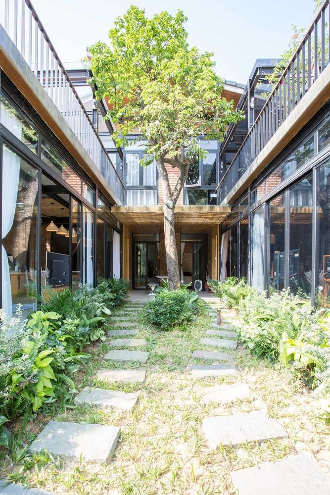 Theo đó, ngôi nhà chia thành hai khu vực khác nhau, với các chức năng và tiện nghi tương tự, tách biệt hoàn toàn, đối xứng qua một khu vườn ở giữa. Ảnh: Tô Hữu Dũng