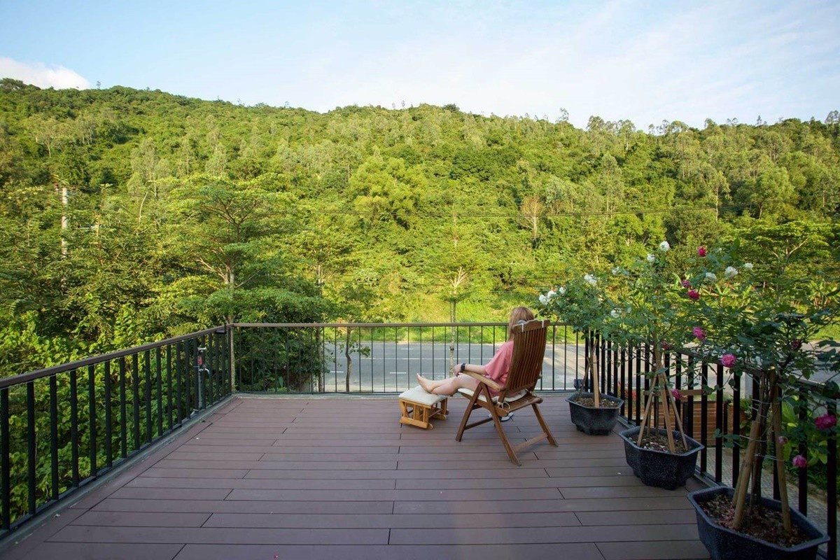 Khu vực thư giãn lý tưởng với tầm nhìn bao quát khu rừng. Ảnh: Tô Hữu Dũng