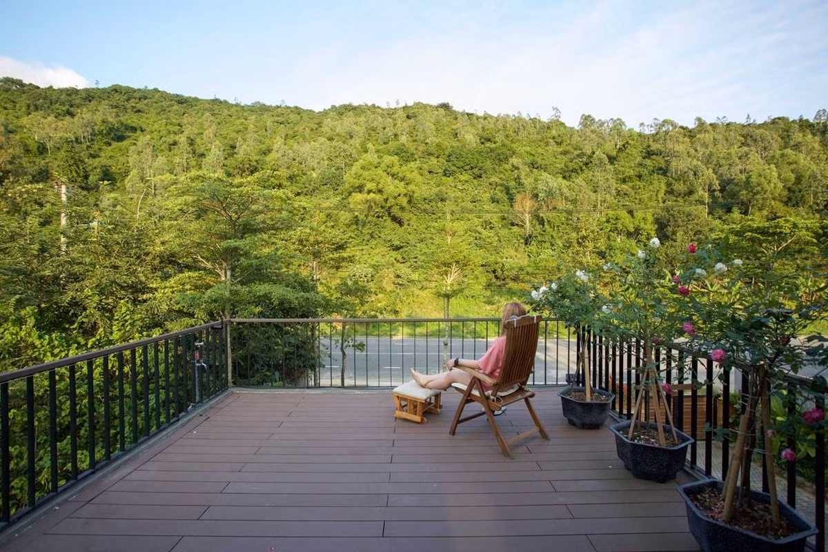 Khu vực thư giãn lý tưởng với tầm nhìn bao quát khu rừng. Ảnh: Tô Hữu Dũng