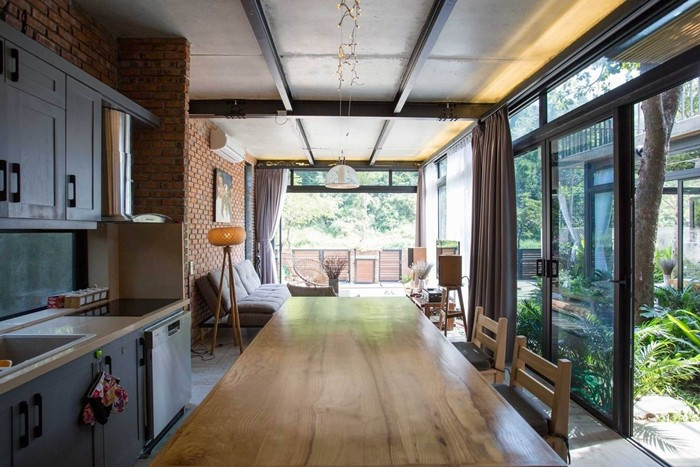 Khi cửa kính mở hoàn toàn, không gian trong nhà và khu vườn hòa thành một, cho gia chủ đắm mình hoàn toàn vào khí hậu núi và rừng. Ảnh: Tô Hữu Dũng