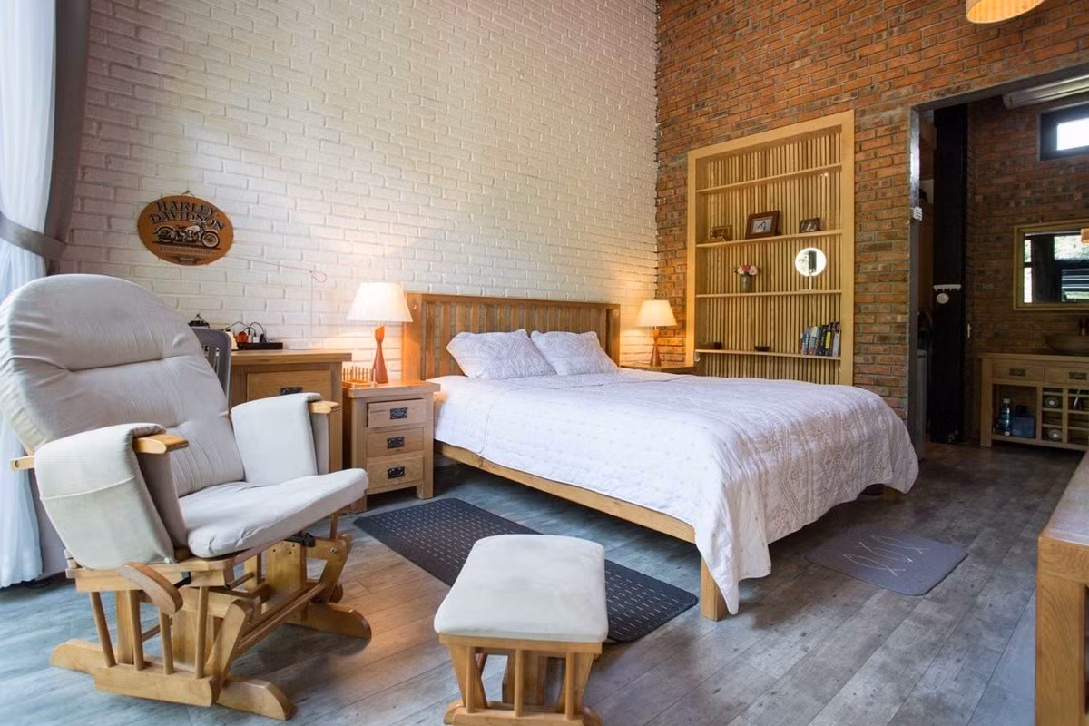 Phòng ngủ tối giản với nội thất gỗ chủ đạo. Ảnh: Tô Hữu Dũng