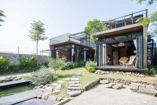 Trong khi thiết kế bên ngoài trông giống như một ngôi nhà duy nhất, nhưng thực tế hai gia đình đều có không gian riêng và không gian chung ở bên trong. Ảnh: Tô Hữu Dũng