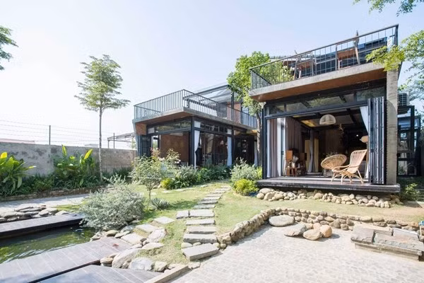 Trong khi thiết kế bên ngoài trông giống như một ngôi nhà duy nhất, nhưng thực tế hai gia đình đều có không gian riêng và không gian chung ở bên trong. Ảnh: Tô Hữu Dũng