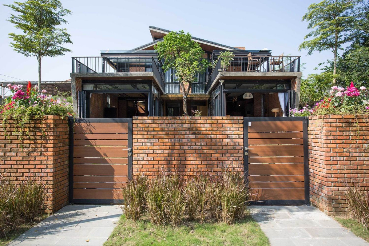 Khu đất có diện tích 380m2 với mật độ xây dựng 40%. Yêu cầu của khách hàng là ngôi nhà đơn giản, với cấu trúc tối giản pha trộn hài hòa với thiên nhiên. Ảnh: Tô Hữu Dũng