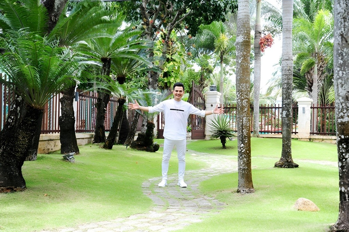 Được công chúng chú ý, truyền thông khen ngợi giàu có song Lâm Hùng phủ nhận mình "giàu nứt đố đổ vách" mà chỉ có cuộc sống ổn định. Nam ca sĩ sở hữu nhà vườn 4.000m2 tại An Giang (tỉnh Kiên Giang cũ). Ảnh: Vietnamnet