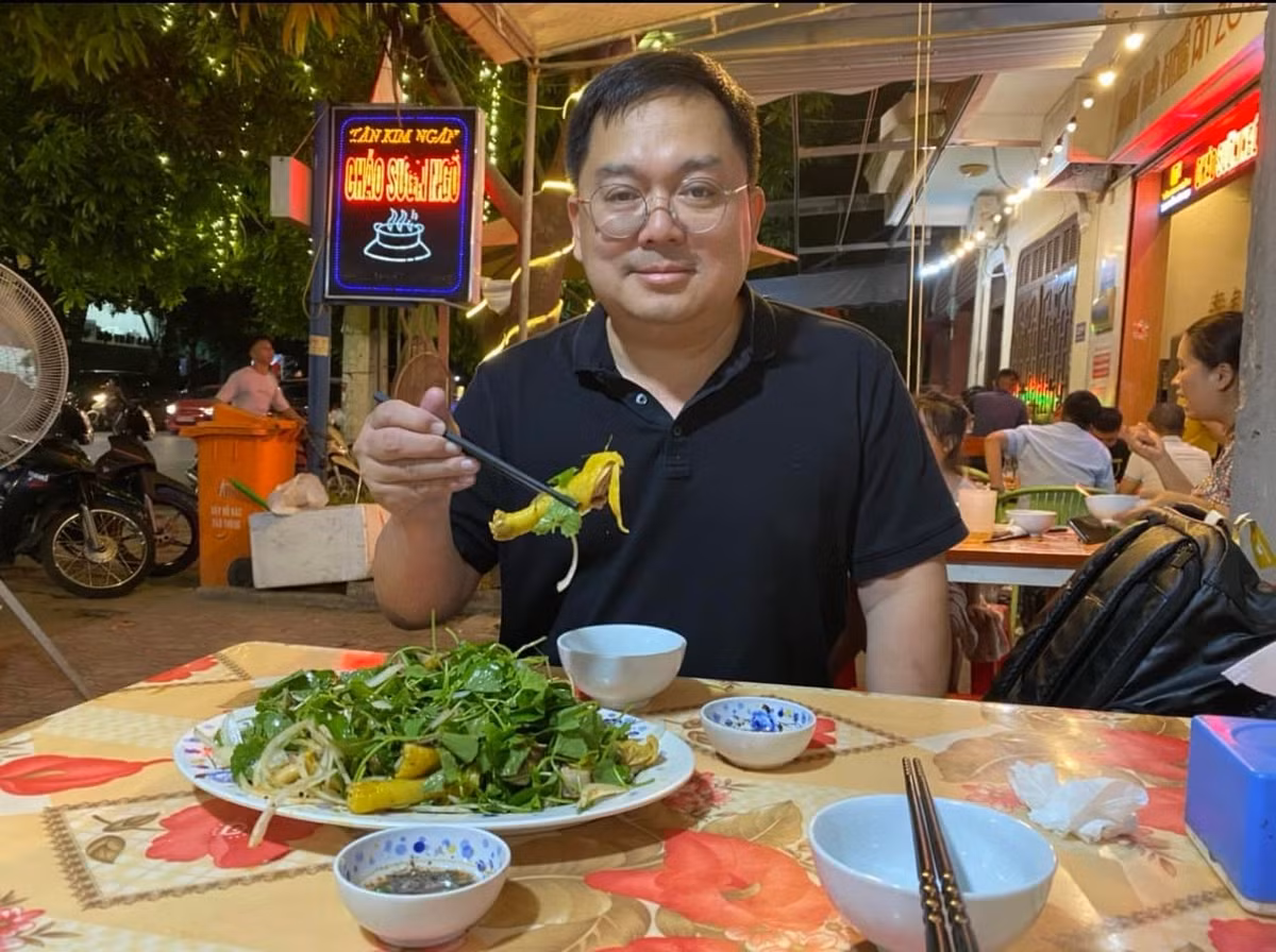 Bên cạnh đó, ông Hoàng Nam Tiến thường xuyên chia sẻ các trải nghiệm ăn uống của mình trên mạng xã hội. Ảnh: Facebook