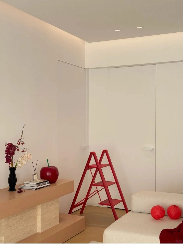 Trên nền tường trắng, sàn gỗ sáng và nội thất tối giản, sắc đỏ tạo điểm nhấn thị giác rõ ràng, giúp không gian có chiều sâu. Ảnh: Xiaohongshu