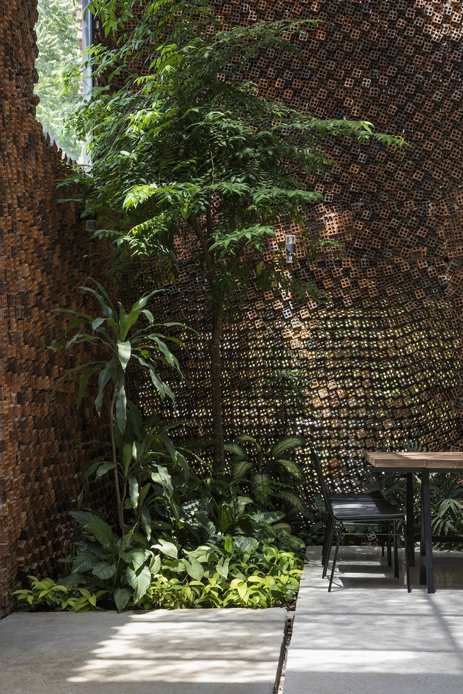 Hàng trăm ngàn lỗ gạch tạo ra các miệng gió hút không khí, cho gió cùng ánh sáng vào công trình. Ảnh: Hiroyuki Oki