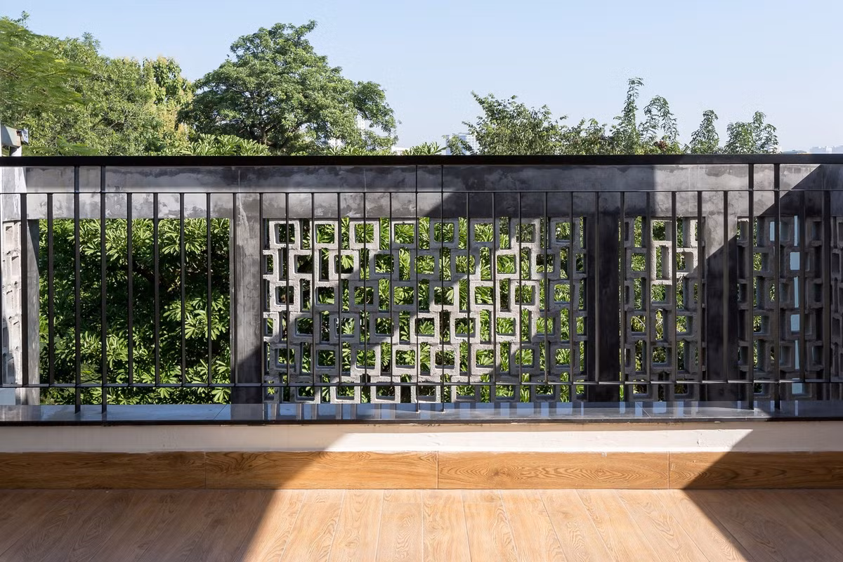 Từ loggia đến sân trong, từ hành lang đến các ô thông tầng, cây hiện diện ở mọi không gian sinh hoạt, giúp làm mềm vật liệu thô mộc như bê tông, gạch, kính. Ảnh: Arcdaily