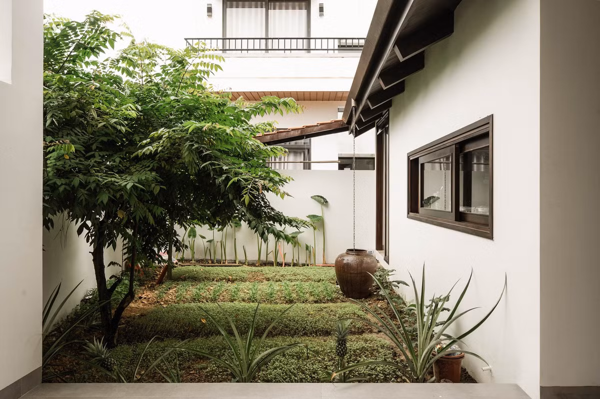 Các yếu tố văn hóa và lối sống vẫn được giữ nguyên: một khoảng sân rộng rãi để tụ họp cộng đồng, một bình đựng nước mưa để giặt giũ sau khi làm đồng, và một sân sau để trồng rau và gia cầm. Ảnh: Nguyen Dang Hieu