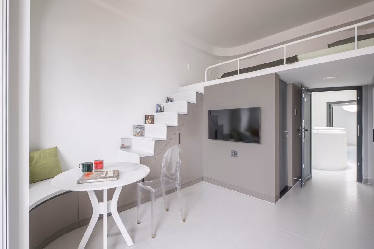 Giải pháp được kiến trúc sư đưa ra là khai thác chiều cao với hệ thống gác lửng. Ảnh: Sonmeo Nguyen Art Studio