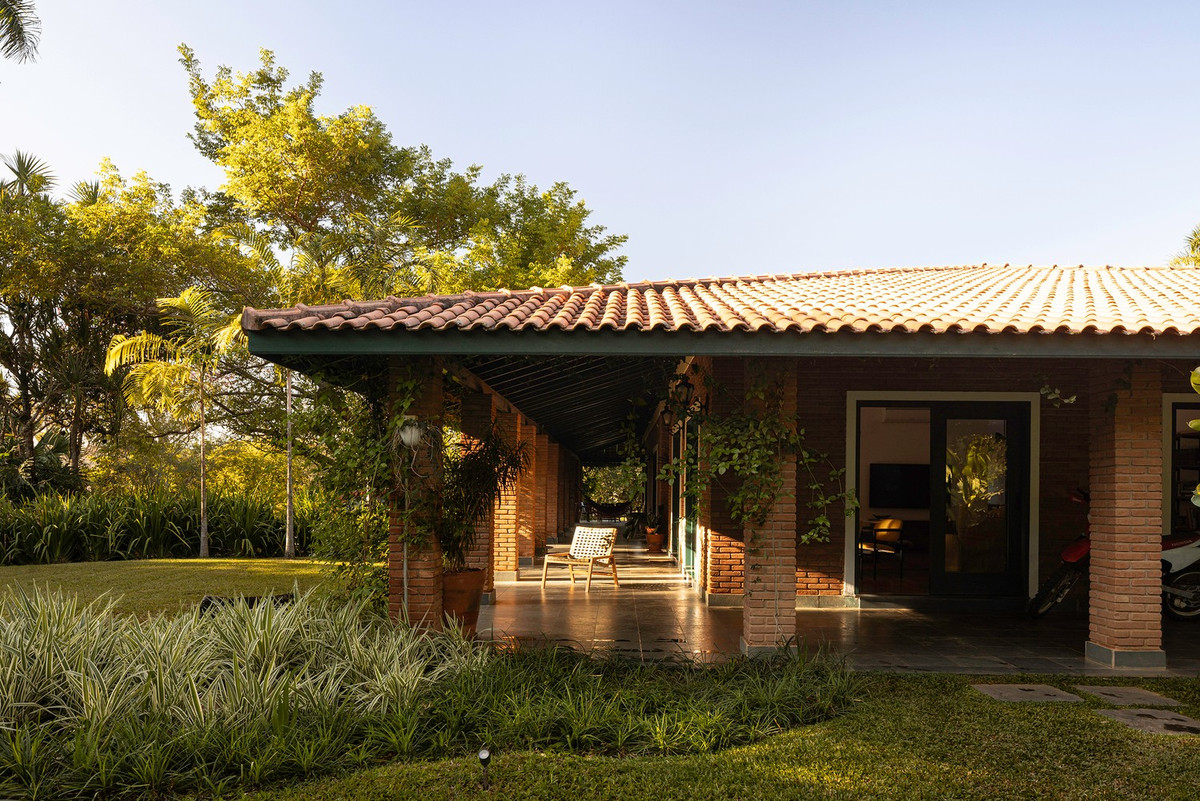 Lối đi và khoảng sân được bố trí gắn với trục nhà, nhằm tăng tính kết nối giữa các khối chức năng. Ảnh: Joana França