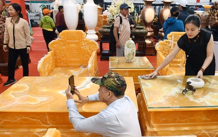 Bộ bàn ghế bằng gỗ ngọc Hoàng Long giá 3,5 tỷ đồng. Ảnh: Vietnamnet