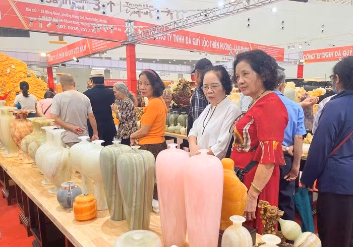 Nhiều tác phẩm đá quý hút khách bởi những chi tiết tinh xảo, độc lạ hiếm thấy. Ảnh: Công luận