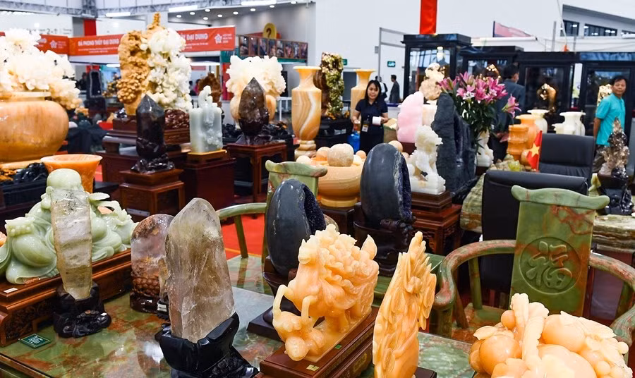 Tại đây, nhiều mặt hàng đá quý có giá từ vài triệu đến vài tỷ đồng với nhiều đường nét điêu khắc tỉ mỉ. Ảnh: Vietnamnet