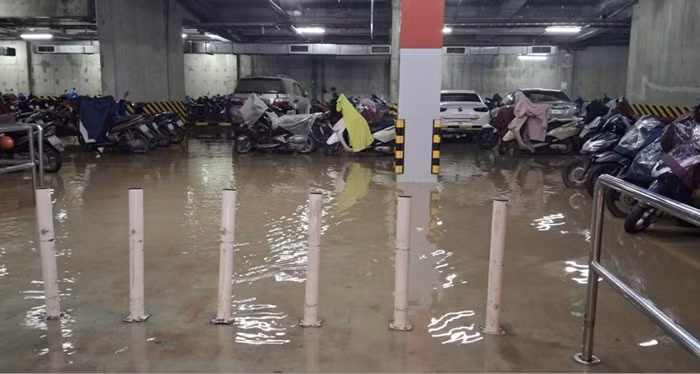 Tại chung cư Ecogreen City trên đường Nguyễn Xiển, nước tràn xuống hầm gửi xe. Ban quản lý tòa nhà phải huy động máy bơm công suất lớn để hút nước. Ảnh: Vietnamnet