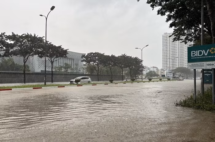Hàng loạt tuyến nội khu dẫn vào các tòa chung cư, biệt thự tại Khu đô thị Ngoại giao đoàn (phường Xuân Đỉnh, Hà Nội) biến thành “dòng sông” bất đắc dĩ. Ảnh: Viettimes