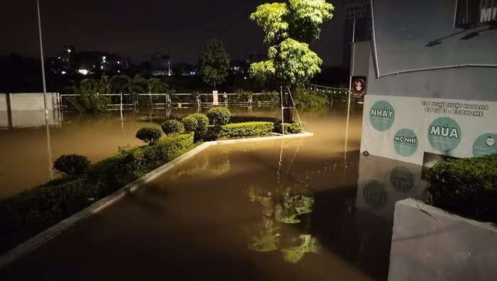 Không chỉ bị ngập, tòa nhà còn mất điện. Các tuyến đường xung quanh cũng bị nước chia cắt, việc tiếp cận khu vực rất khó khăn. Ảnh: Vietnamnet