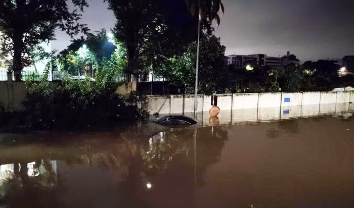 Tại khu chung cư Ecohome 3 (phường Đông Ngạc), mưa lớn khiến toàn bộ lối ra vào ngập sâu, có điểm nước dâng cao hơn 1m, cô lập toàn bộ khu vực. Ảnh: Vietnamnet