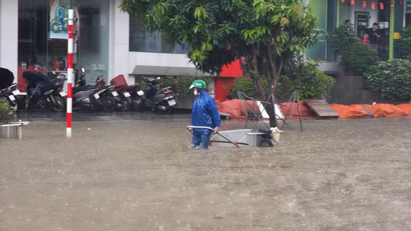 Xe kéo trở thành vật dụng "đắt giá" tại khu vực Nam An Khánh trong những ngày mưa ngập. Ảnh: Đời sống &amp; pháp luật