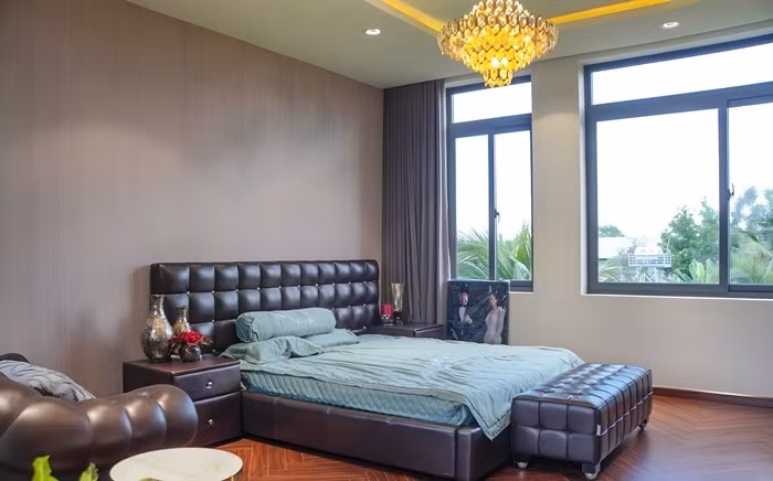 Phòng ngủ của vợ chồng Quách Thành Danh có tông màu trầm gồm xám, nâu và kem nâu. Ảnh: Vietnamnet